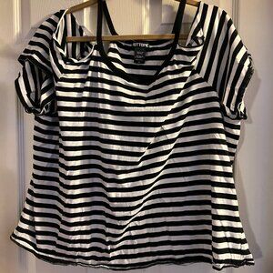 Hot Topic Cold shoulder shirt, size 3XL